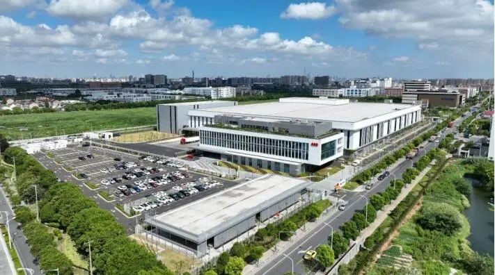 小小機(jī)器人迸發(fā)“大能量”,這家企業(yè)的全球最大“超級工廠”設(shè)在上海